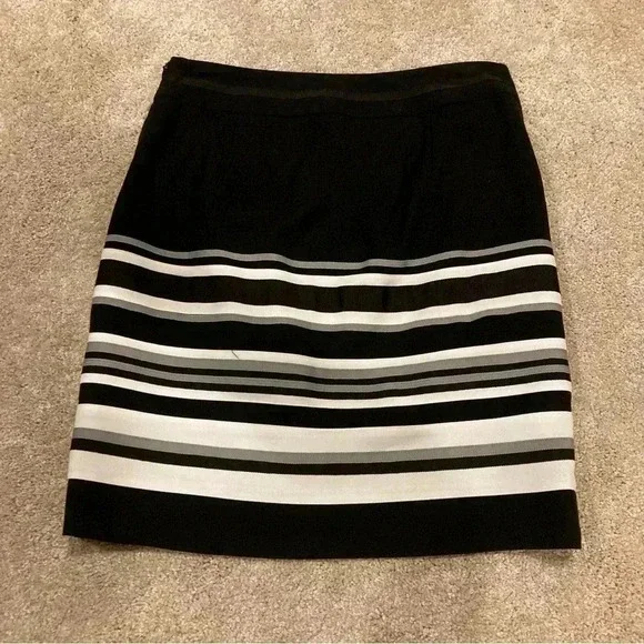 White House Black Market Mini Skirt Sz. 0 Black White Striped - Picture 4 of 7